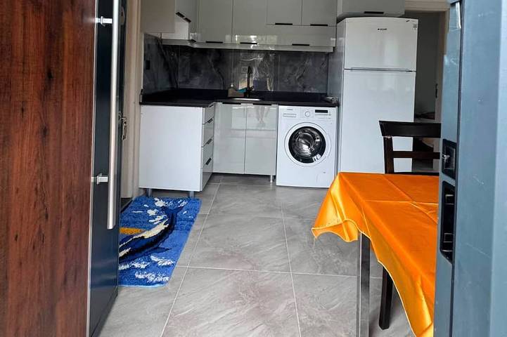 Ganze Wohnung, 1+1 Wohnung mit Privatgarten im Zentrum von Avşa Insel, nah am Meer in Marmararegion