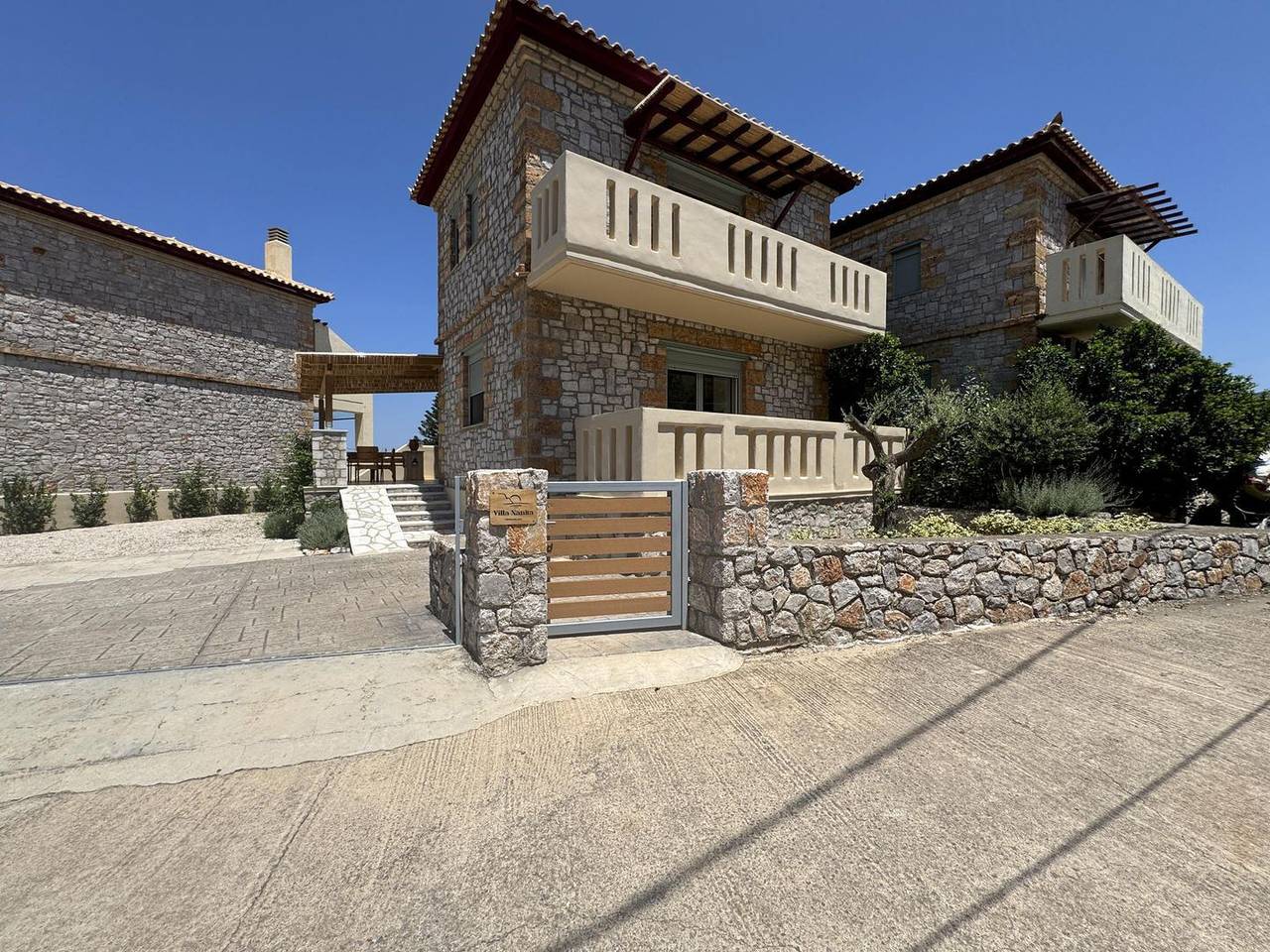 Poulithra, Peloponnese: Charming Holiday Home with Terrace & Sea View in Kinuria