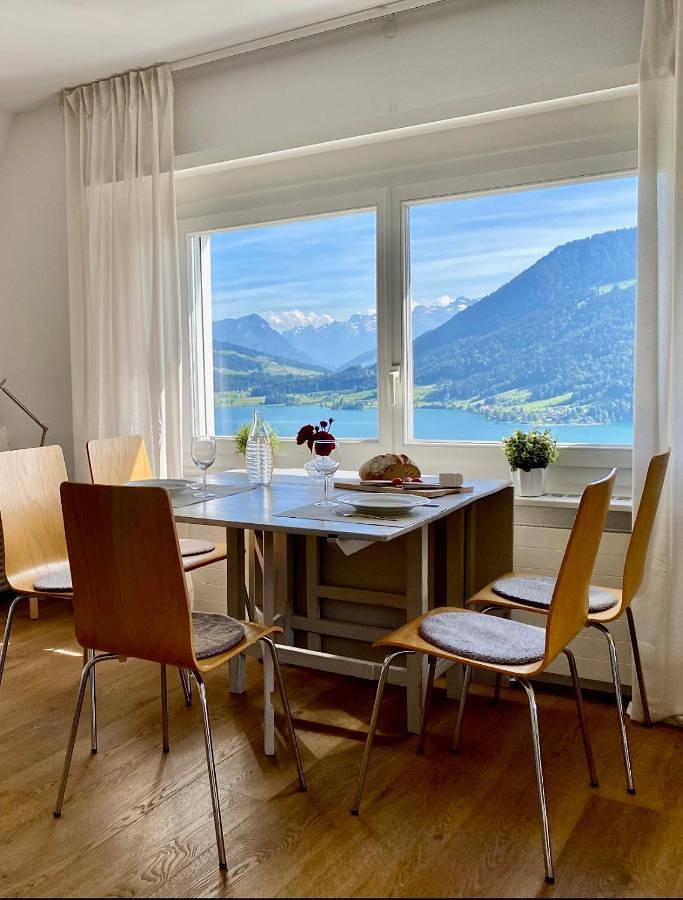 Ferienwohnung für 3 Personen, mit Terrasse und Seeblick sowie Ausblick in Oberägeri