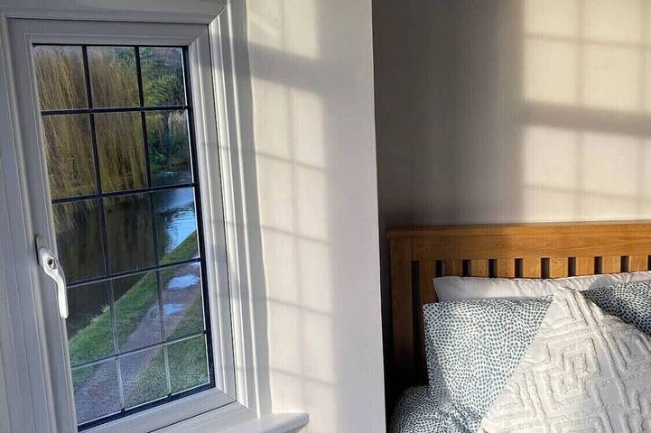 Idyllic 2 bedroom Canal facing Cottage in Hopwas in Drayton Manor Park, Staffordshire