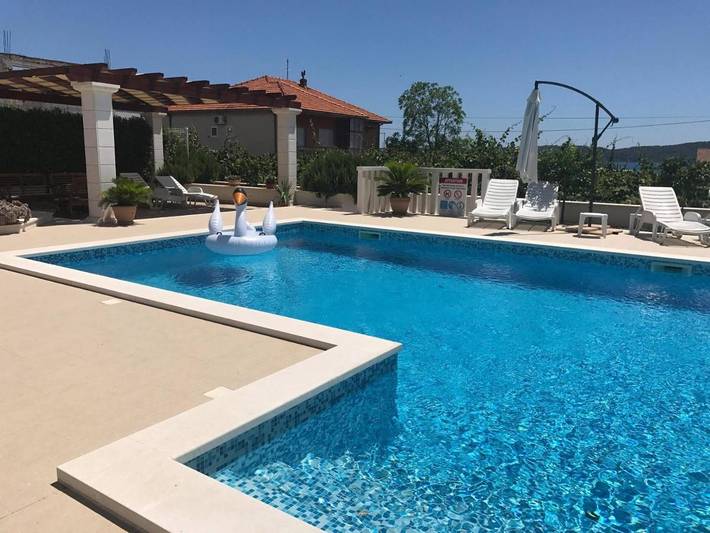 Gîte pour 2 personnes, avec piscine ainsi que jardin et balcon à Trogir - 4