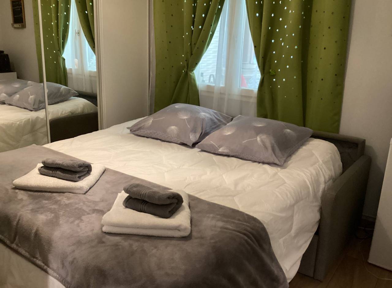 Chambre d'hôtes La Maximinoise Chantilly, Parc Astérix - Suite chambre et salon séparés in Saint-Maximin (Oise), Oise