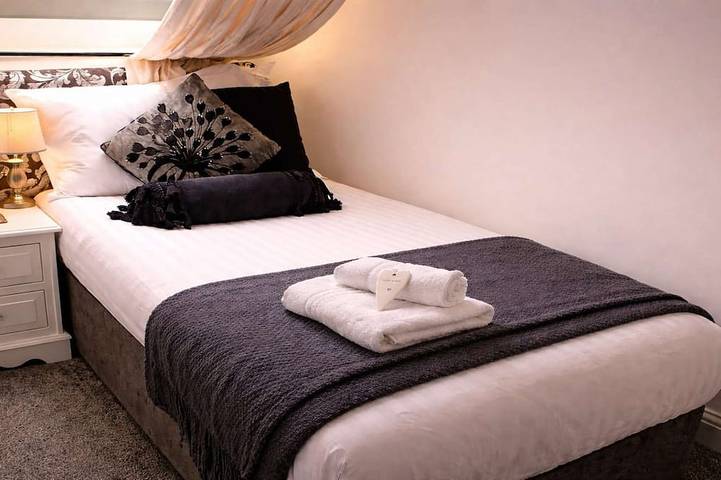 Juliet Cottage - Sleeps up to 3 - Large Hot Tub in Wilmcote, Warwickshire