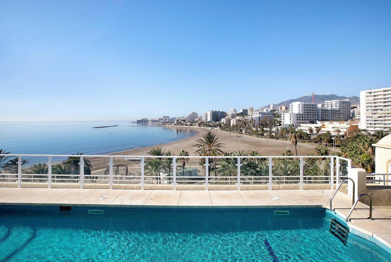 Entire apartment, Luxury in Puerto Marina with Heated Pool in Benalmádena Costa, Benalmádena