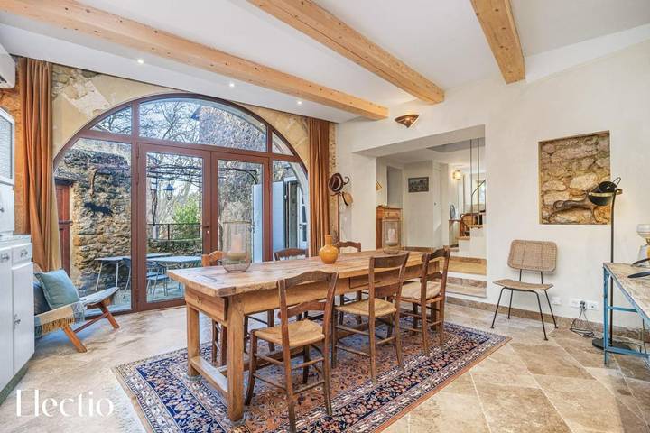 Location de vacances pour 8 personnes, avec jardin et terrasse à Vaugines