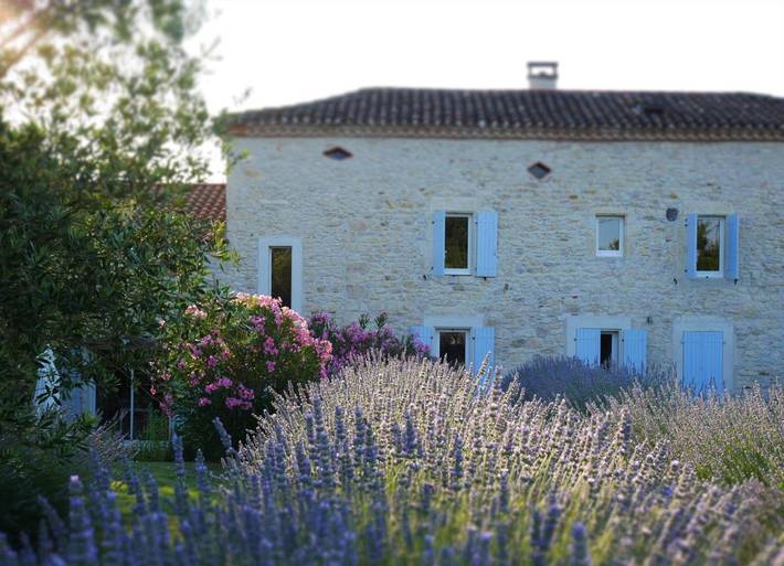 Location de vacances pour 2 personnes, avec piscine et terrasse ainsi que jardin et vue à Lamillarié - 3