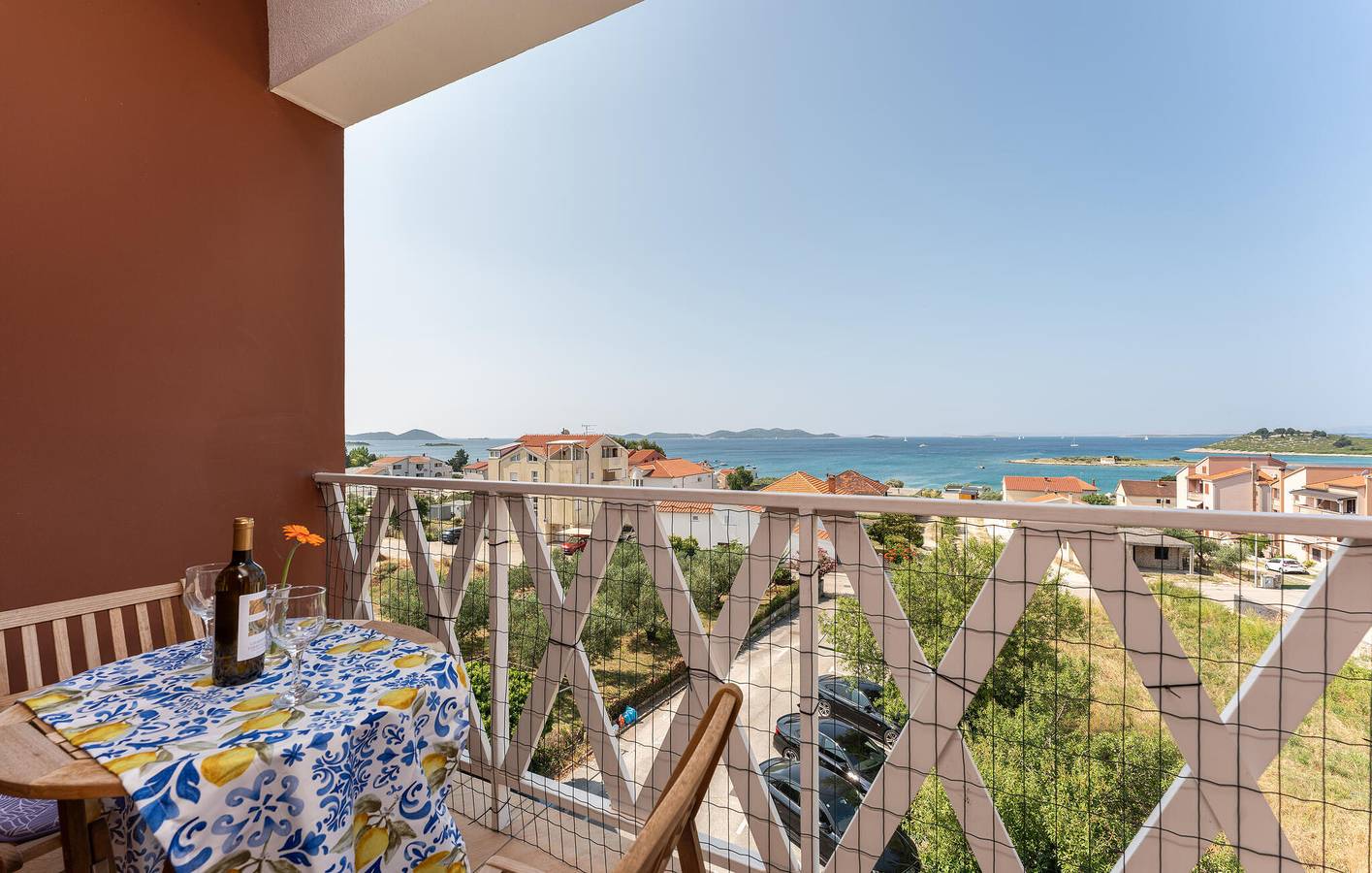 Ganze Ferienwohnung, Gemütliches Apartment mit Meerblick, Terrasse, WLAN und Parkplatz – 400 m vom Strand entfernt in Pakostane, Zadar