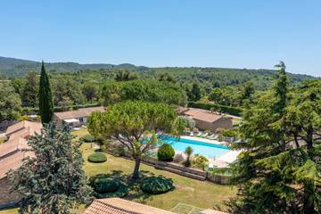 Cottage pour 4 personnes, avec jardin et piscine à La Roque-sur-Pernes