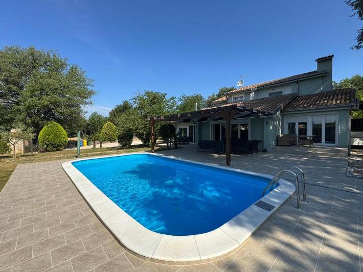 Ferienhaus für 12 Personen, mit Terrasse und Garten sowie Pool und Ausblick