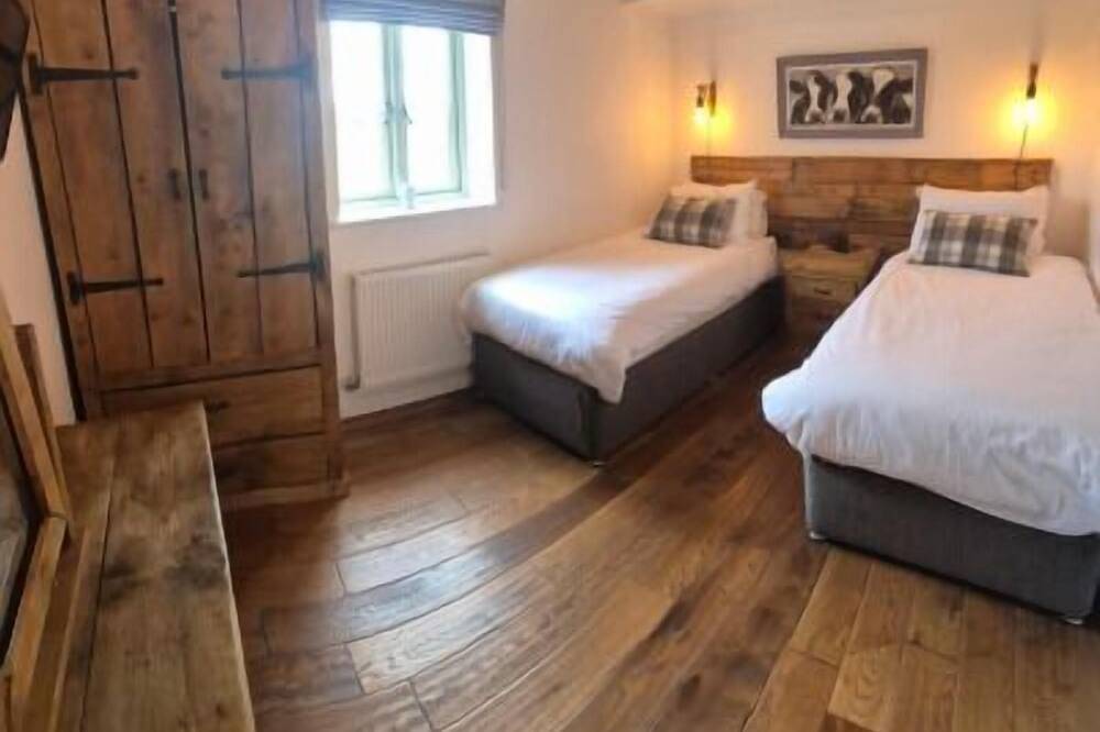 Hot Tub*,Fire, Super-king , Zip n Link beds.Views in Lancashire
