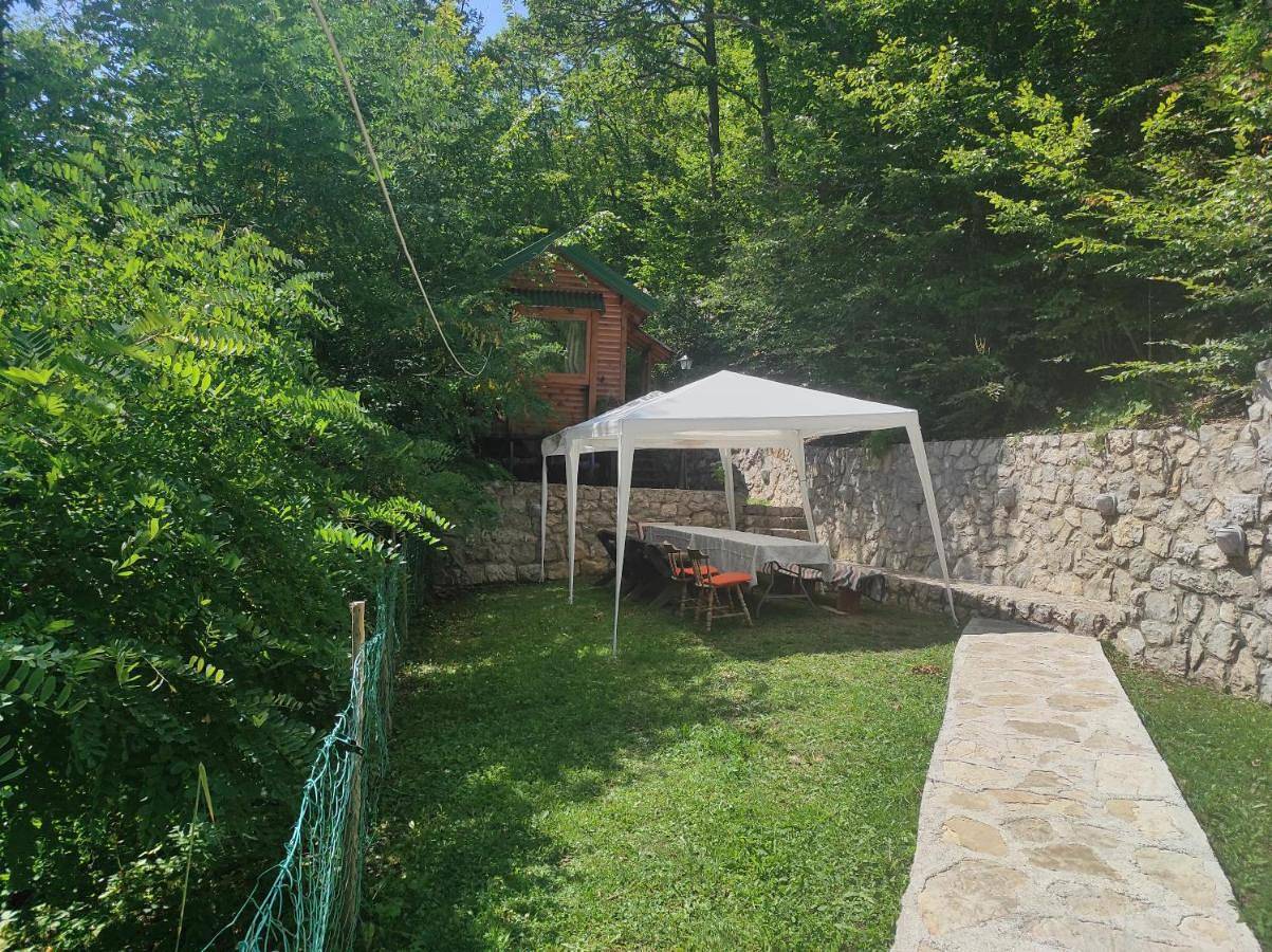 Brvnara Nomad Tri Zvezde in Бурађа, Serbia Centralna