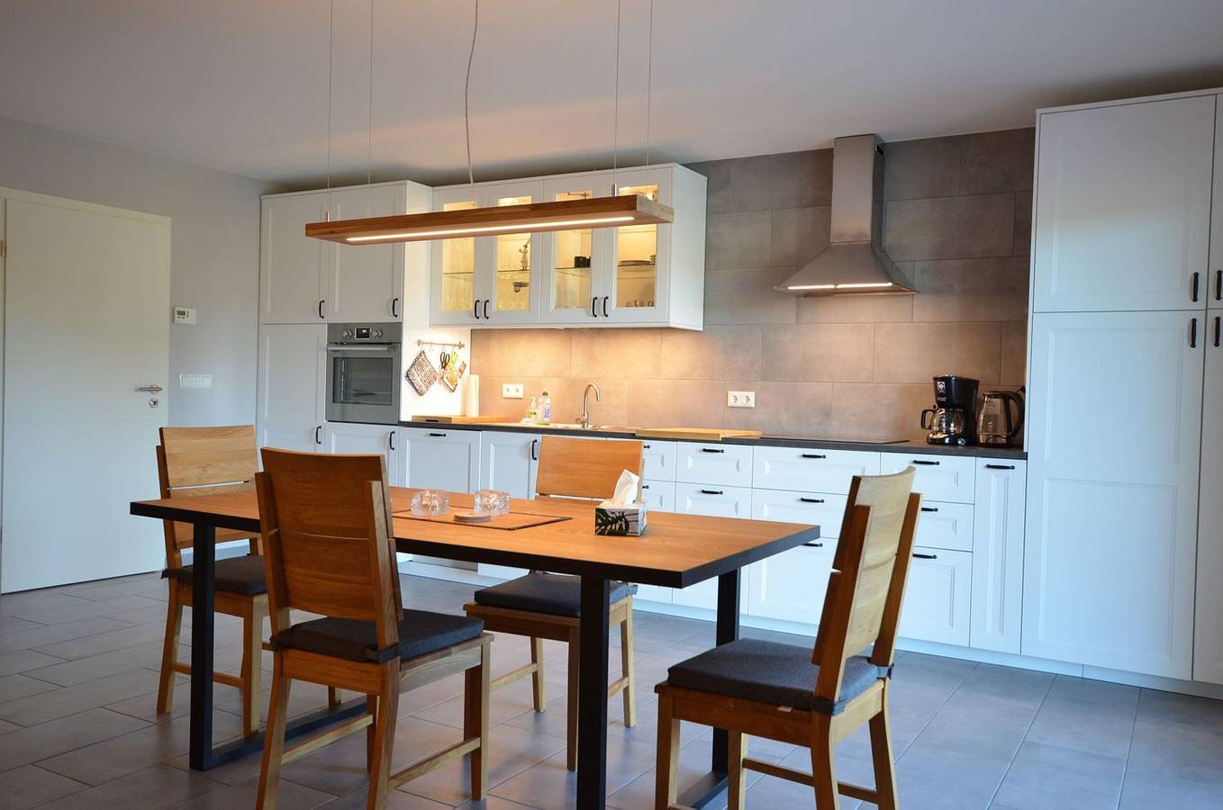 Ganze Wohnung, Moderne Ferienwohnung mit überdachtem Balkon und Bergblick in Oberbayern in Prem, Bayerische Alpen