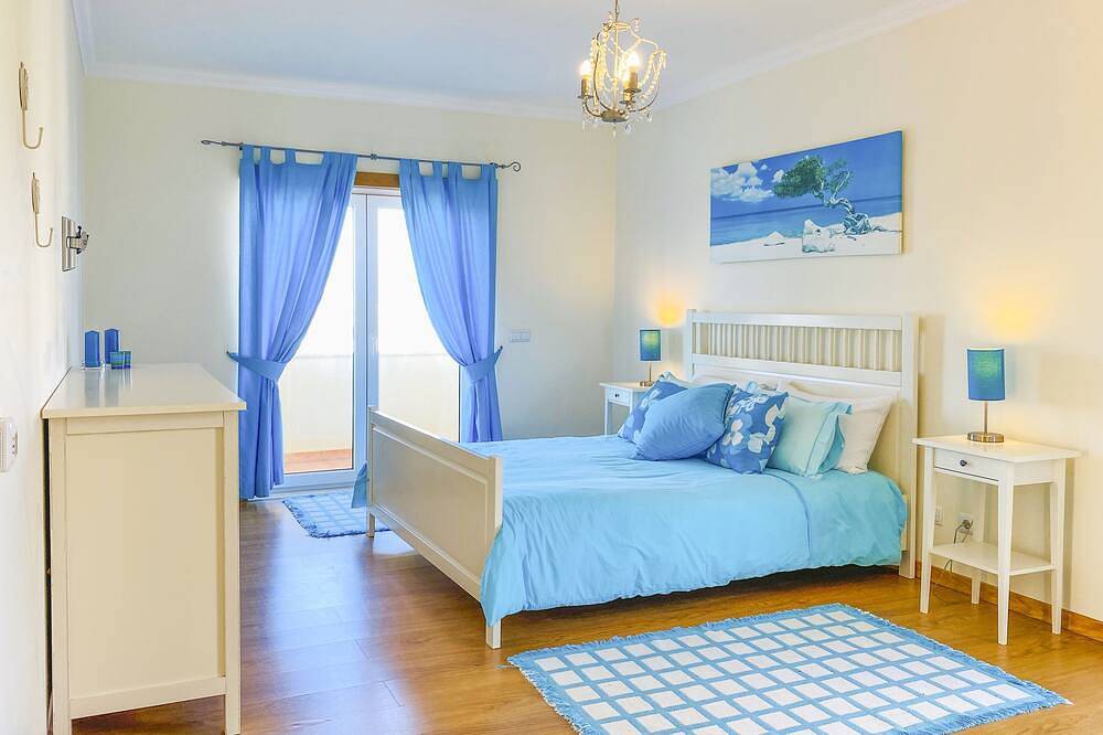 Beautiful villa with ocean & lagoon views,  walk to the beach! in Vau, Leiria District