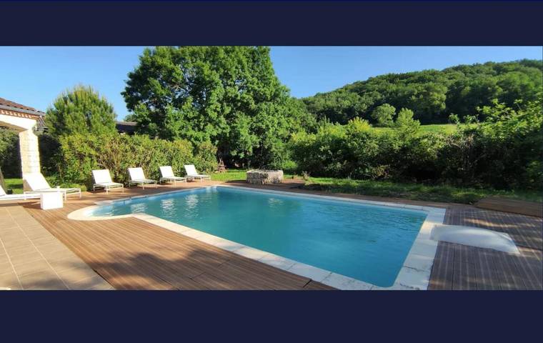 Location de vacances pour 11 personnes, avec balcon ainsi que piscine et vue à Saint-Hilaire-de-Lusignan
