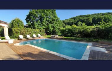 Location de vacances pour 11 personnes, avec vue ainsi que piscine et balcon à Saint-Hilaire-de-Lusignan