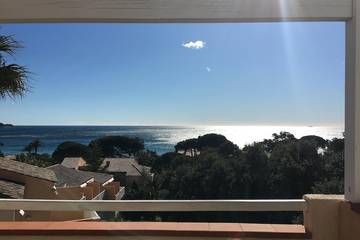 Gîte pour 4 personnes, avec jardin ainsi que balcon et piscine dans Pramousquier