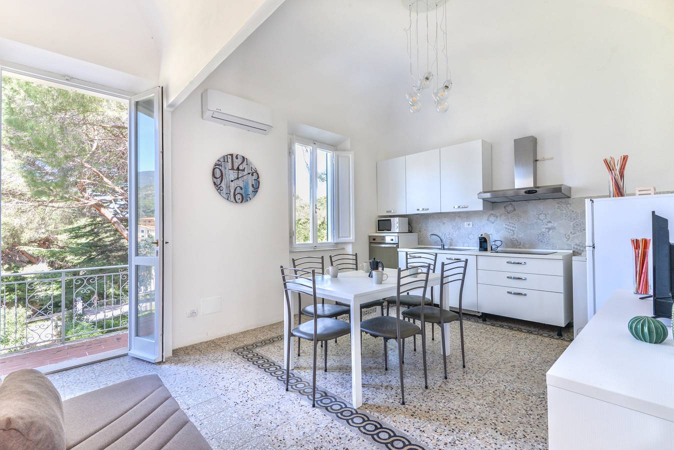 Entire apartment, Apartment 'Cesarina Trilo' with Private Garden, Wi-Fi and Air Conditioning in Campo nell'Elba, Elba