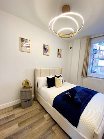 Holiday Apartment for 9 People in Tower Hamlets, London, Photo 1
