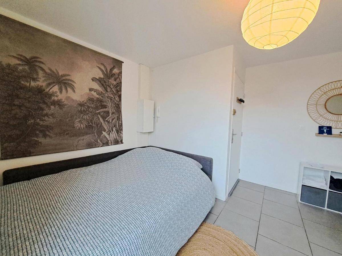 Appartement entier, Cozy studio - 300 meters from Croix metro center in Croix (homonymie), Région de Lille