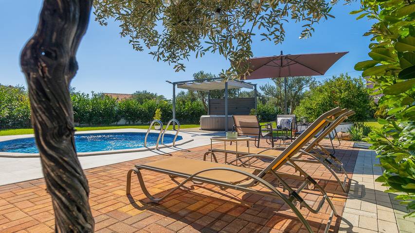 Location de vacances pour 2 personnes, avec terrasse ainsi que jardin et jacuzzi à Vodnjan - 2