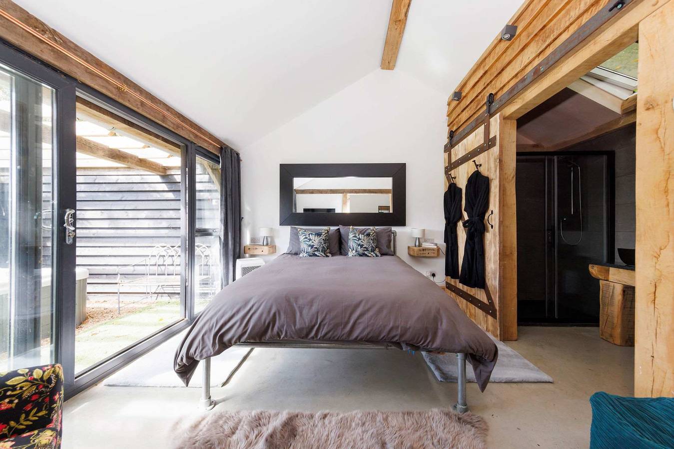 Romantic Countryside Lodge with Hot Tub in Sussex Occidental