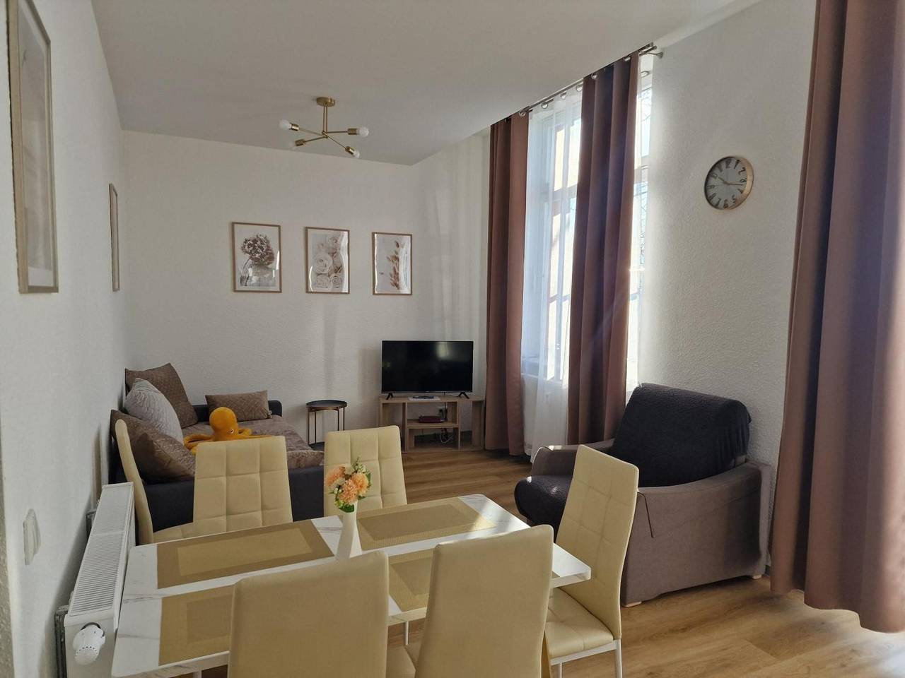 Ganze Wohnung, Helle & großzügige Ferienwohnung murihaus – Stadtblick-Balkon & Parkplatz in Aue, Erzgebirge