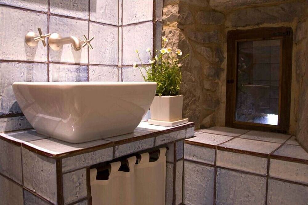 Erstaunlicher Verteidigungsturm aus dem 15. Jahrhundert in der Nähe des Nationalparks Ordesa in Oto, Broto