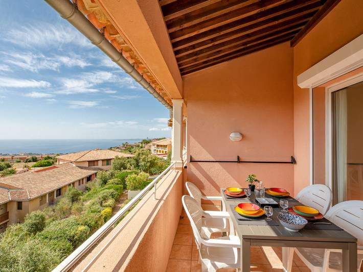 Appartement de vacances pour 4 personnes, avec jardin et vue ainsi que bassin pour enfant et terrasse à Roquebrune-sur-Argens