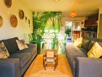 Location de vacances pour 8 personnes, avec piscine ainsi que vue et jardin à Peyrole