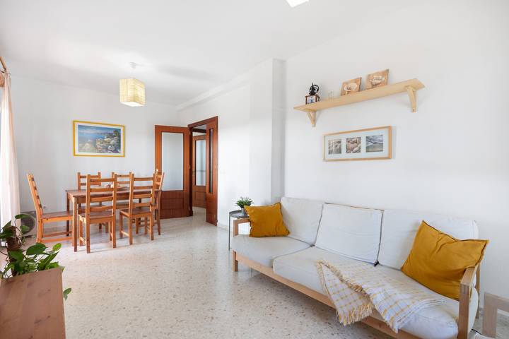 Apartamento entero, Apartamento 'Camaleón 7' con piscina compartida, terraza privada y aire acondicionado in Chipiona, Costa de la Luz