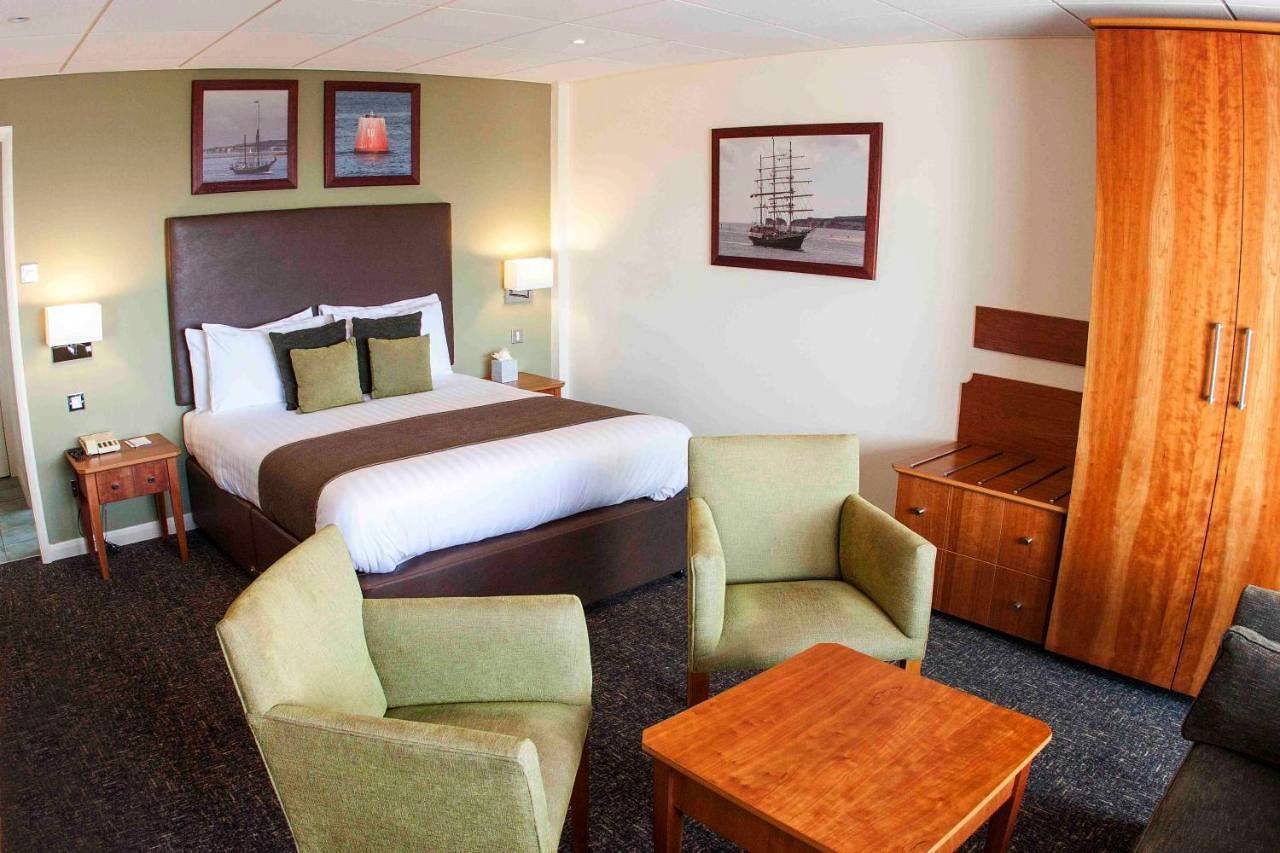 Hotel for 10 people with terrace in Sandbanks, Poole