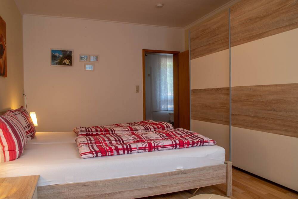 Ganze Wohnung, Ferienwohnung am Fuße des Schlosses - Fh/Fewo max 4 Erw.+1 Kind(3Jahre),Balkon in Wernigerode, Harzvorland