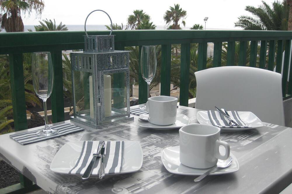 Apartamento entero, ¡Cómodo apartamento con vista al mar en una ubicación privilegiada con internet incluido! in Puerto del Carmen, Tías