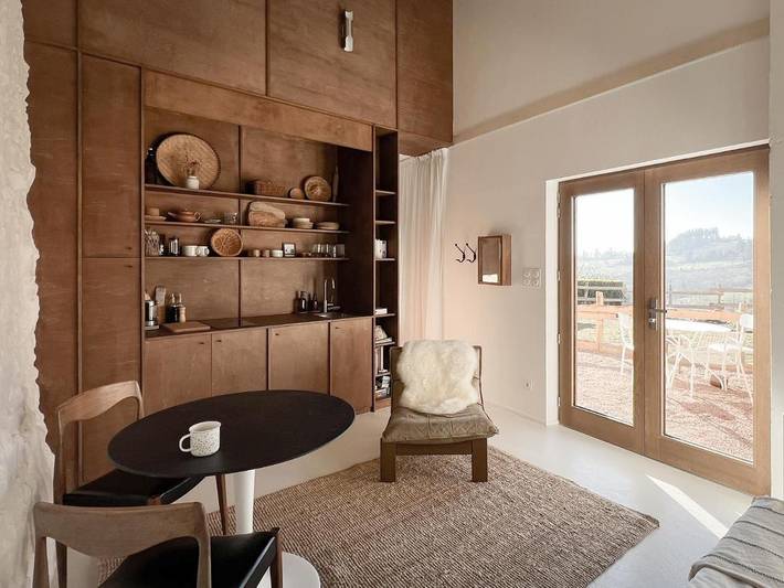 Gîte pour 3 personnes, avec vue et terrasse ainsi que jardin et piscine à Ambierle