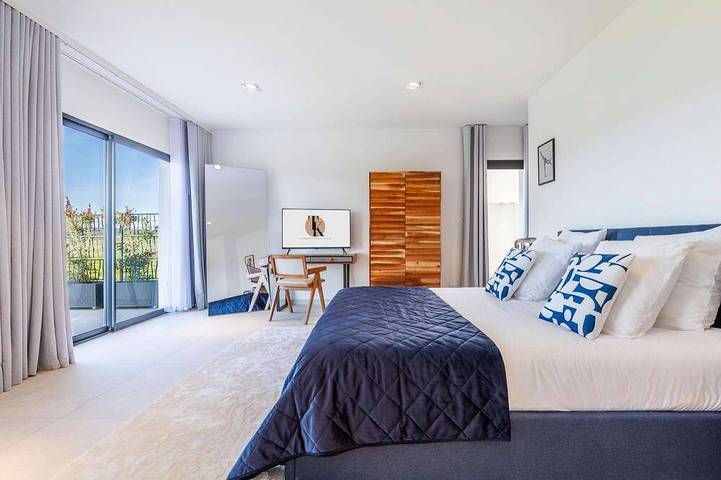 Location de vacances pour 8 personnes, avec piscine et jacuzzi ainsi que balcon et jardin à Plaissan - 3