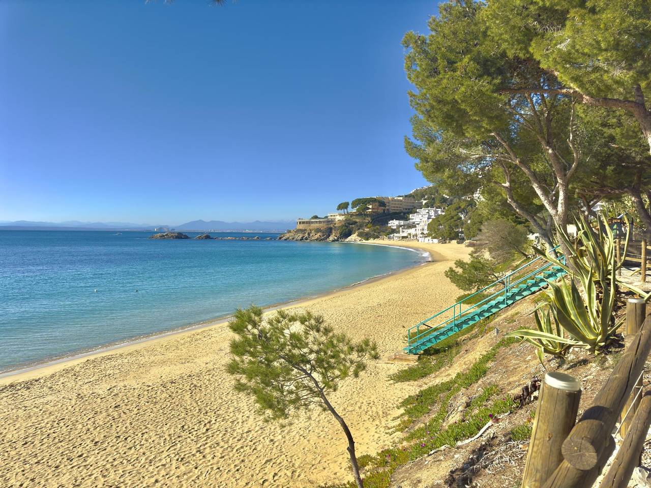 Apartamento vacacional entero, A15. Magníficas vistas y acceso directo a la playa in l'Almadrava, Roses