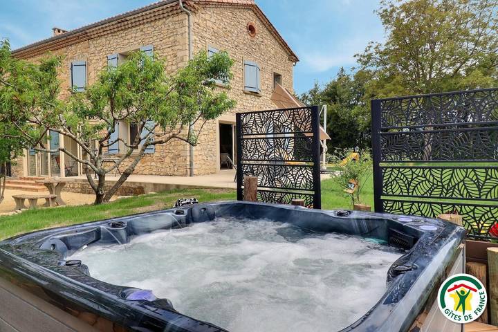 Cottage voor 8 personen, met terras en tuin in Drôme