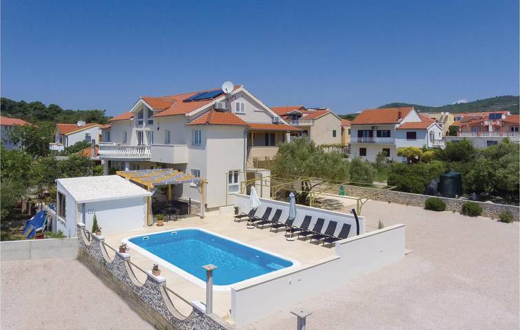 Location de vacances pour 18 personnes, avec terrasse à Tribunj - 3