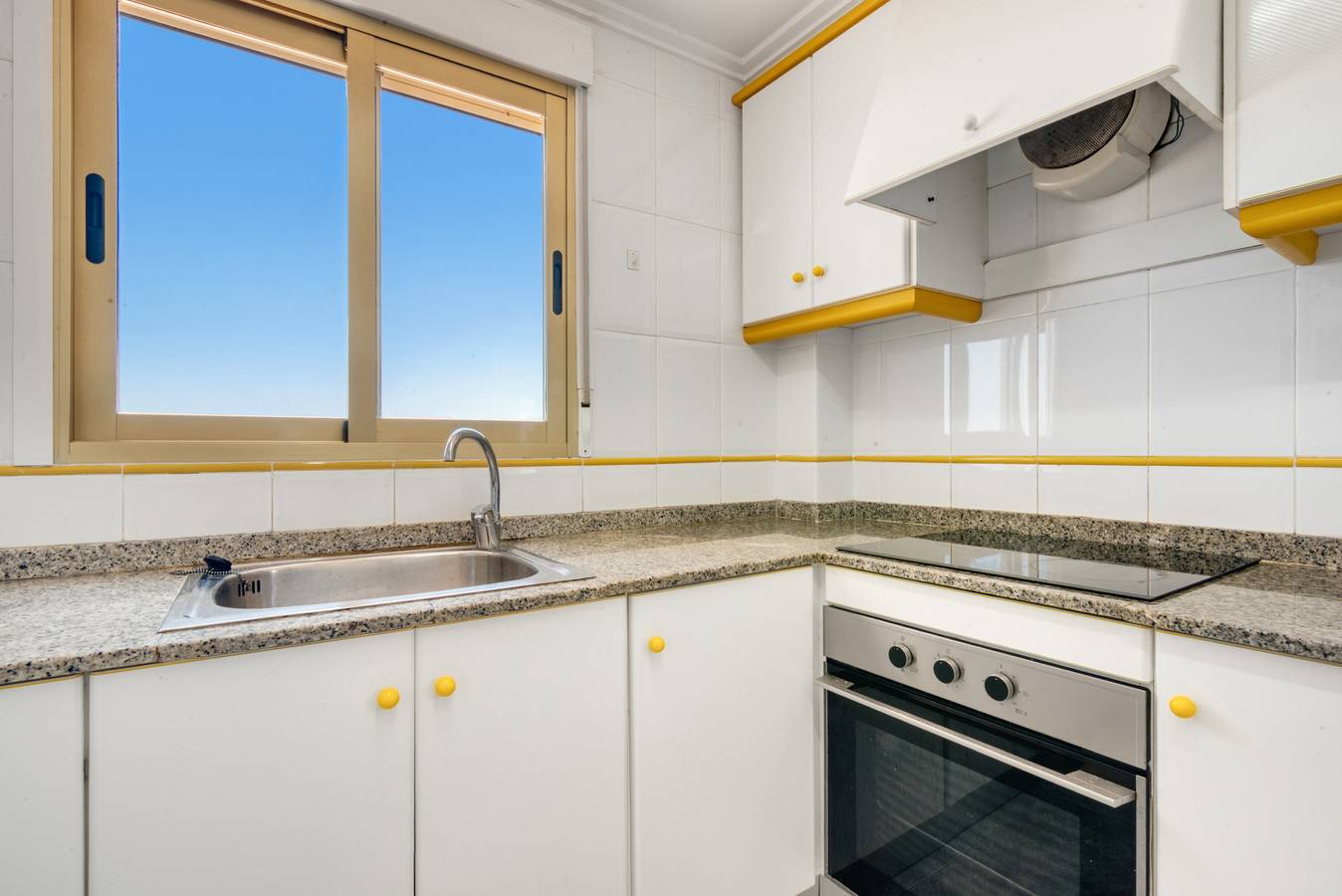 Apartamento entero, Apartamento 'Vistamar' con balcón y Wi-Fi in Bellreguart, Costa de Valencia