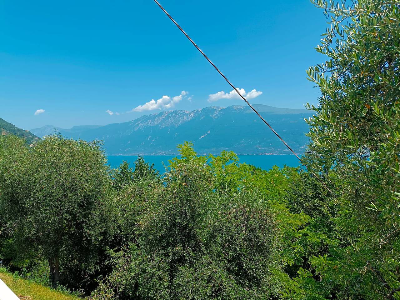 Entire apartment, Apartment 'La Casa Di Edo E Uccia' with Lake View, Wi-Fi and Air Conditioning in Gargnano, Garda Mountains