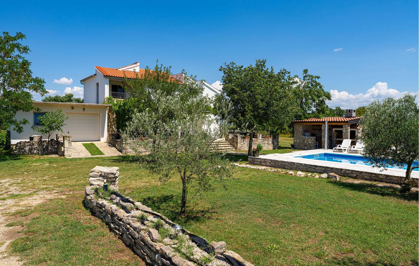Reizende 2-Zimmer-Wohnung mit Pool, Terrasse und WLAN in Grad Benkovac, Zadar