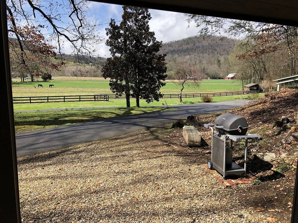 The Cottage at Sunset View Estate. Close to rafting, hiking, Dollywood 30 mins. in Cocke County