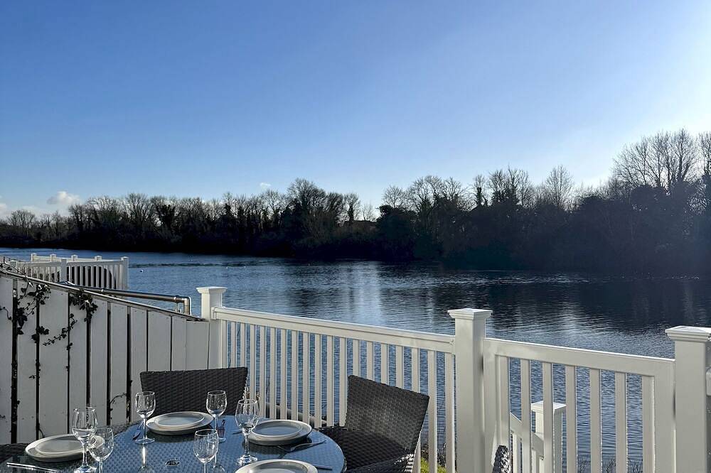 Pet-Friendly Waterside Lodge - Cotswold Water Park in Gloucestershire