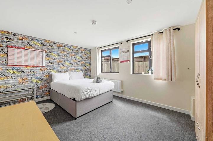 6-Bedroom Family Haven with Garden in Aylesbury in Aylesbury, Buckinghamshire