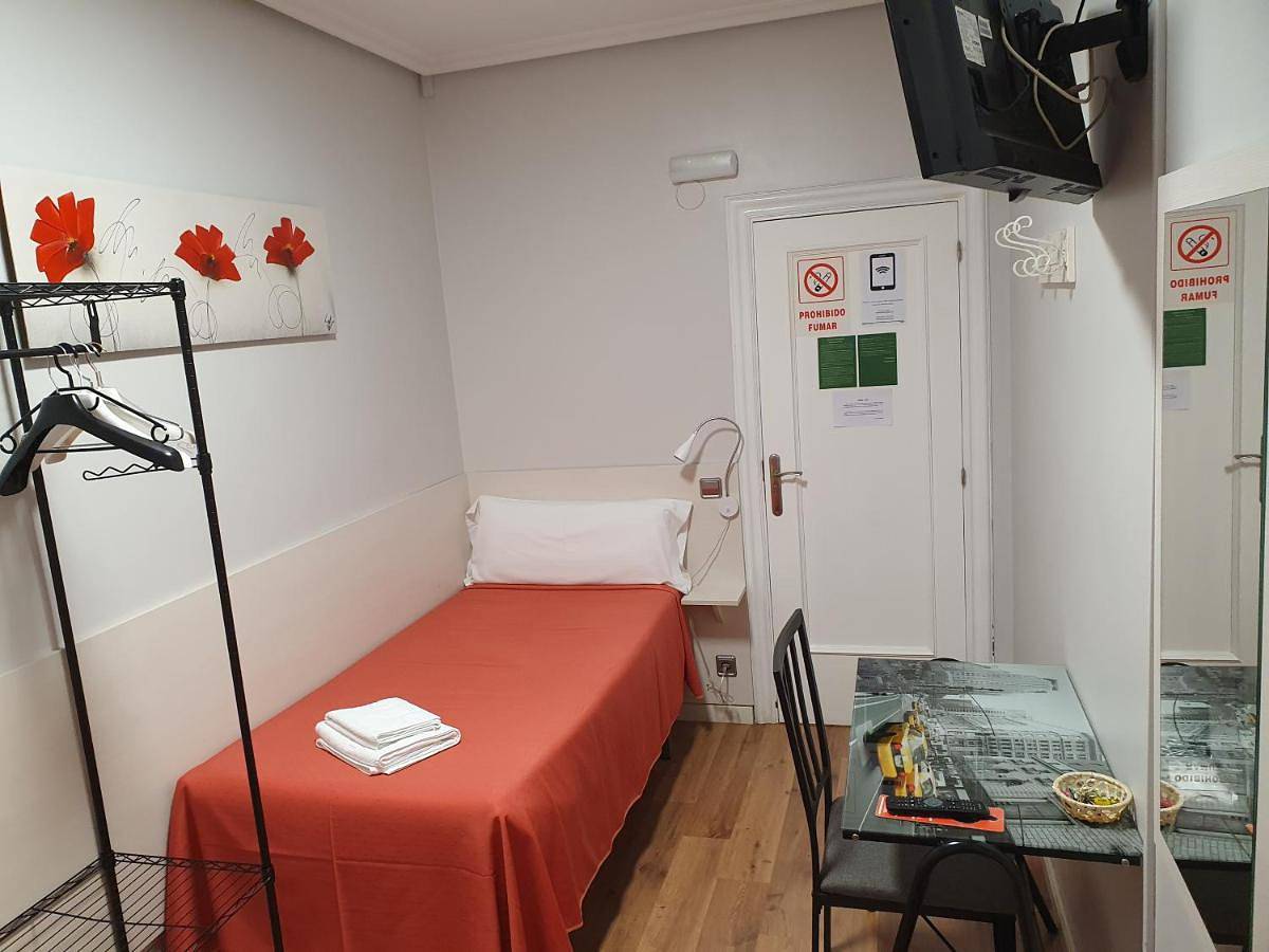 Twin Room with Shared Toilet in Logroño, La Rioja Province