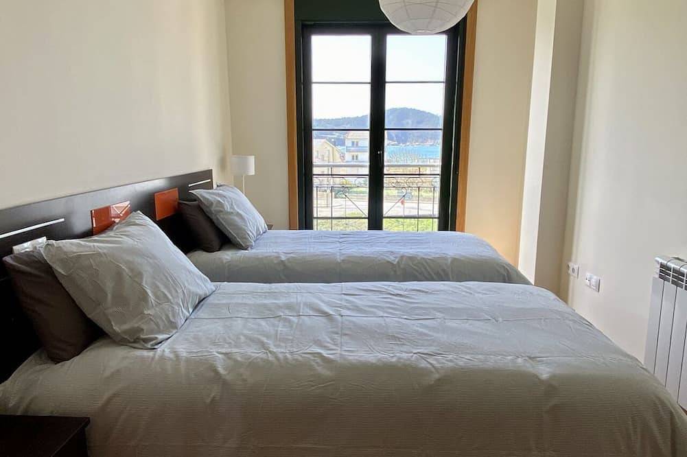Entire apartment, Apartment with ocean views and community pool, just a 3 min walk to the beach! in Ortigueira, Galician Coast