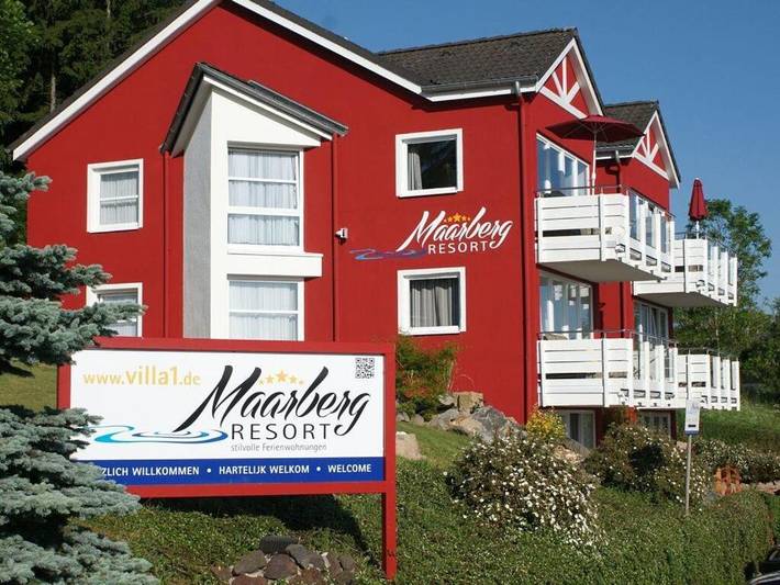 Ferienhaus für 4 Personen, mit Balkon und Whirlpool sowie Terrasse und Garten
