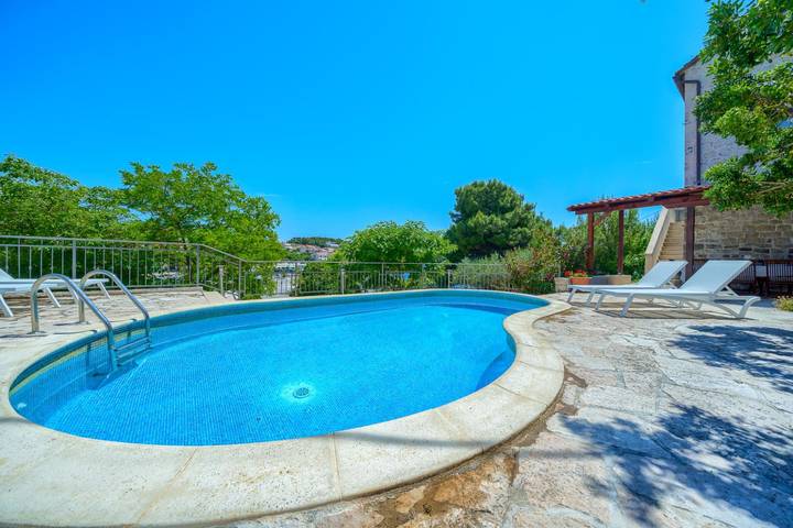 Villa pour 6 personnes, avec piscine ainsi que jardin et balcon à Sumartin - 4