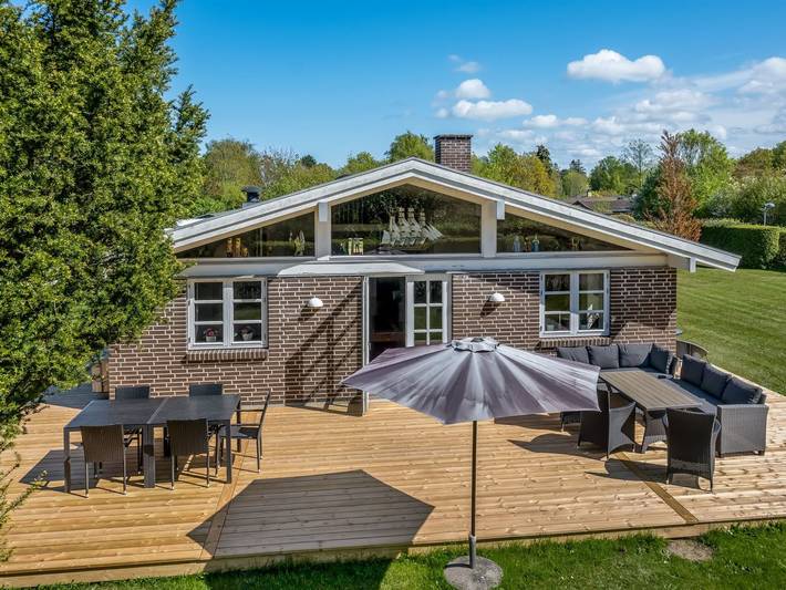 Ferieudlejning for 7 personer, med terrasse i Dronningmølle
