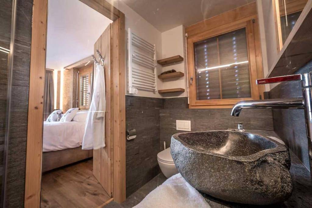 Modern Chalet Jacuzzi and Sauna in St. Moritz 3 Bad, St. Moritz